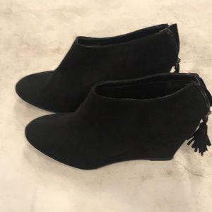 Black comfortable heeled boots